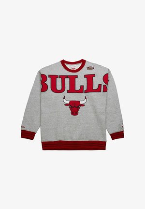 Szary sweatshirt z czerwonymi akcentami, wyraźnym napisem "BULLS" oraz logo byka z przodu. Ma długie rękawy i prążkowany okrągły dekolt.