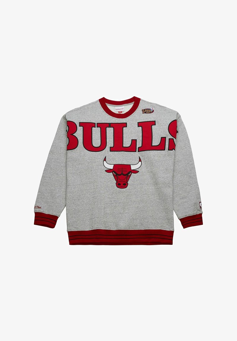 Sweatshirt gris avec des accents rouges, inscription "BULLS" en caractères gras, et un logo de taureau à l'avant. Il possède des manches longues et un col rond côtelé.
