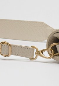 Cinghia per borsa in pelle texturizzata beige con motivo in pelle di serpente, accessori in tono oro e attacco a clip.