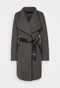 Harmaa villakangastakki huivikraalla, mustilla nahkayksityiskohdilla ja solmittavalla vyöllä. Takissa on kaksi sivutaskua ja rento istuvuus.