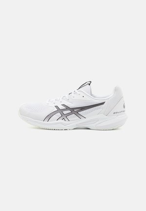 Białe sportowe buty z przewiewną siateczką, z czarnymi akcentującymi liniami, miękką podeszwą i teksturowanym obcasem dla lepszego wsparcia.