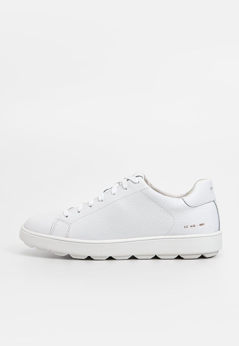 Baskets blanches en cuir bas avec dessus texturé, fermeture à lacets, semelle rembourrée et texte doré subtil près du talon sur fond uni.