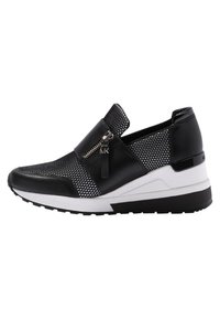 Sneaker bianco e nero con tomaia in mesh, dettagli in pelle, zip sulla parte anteriore e una spessa suola intermedia bianca.