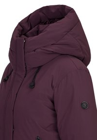 Paarse gewatteerde jas met een hoge kraag, verstelbare trekkoorden en een logo-opdruk op de mouw. Glad, geïsoleerd stoftextuur.