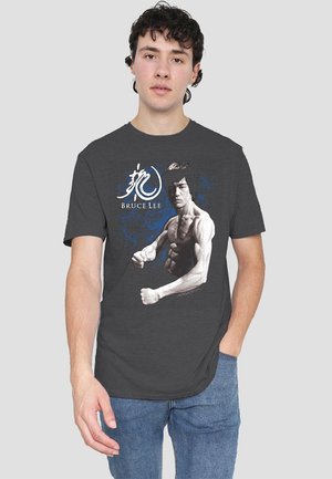 Graues Baumwoll-T-Shirt mit einem schwarz-weißen Grafikdruck einer muskulösen Figur in Kampfpose, mit blauen Akzenten und dem Text "BRUCE LEE".