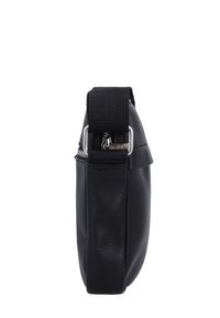 Schwarze Lederhandtasche mit glatter Textur, kompaktem rechteckigem Format und einem oberen Reißverschluss. Verfügt über einen stabilen schwarzen Stoffriemen.