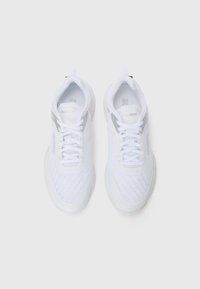 Zapatillas deportivas blancas con una parte superior de malla transpirable, diseño texturizado, collar acolchado y cordones planos. Presenta un logo en el costado.