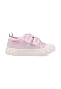 Zapatilla de lona rosa con dos correas de velcro, parte superior texturizada y suela de goma con estrías horizontales. Pequeño logotipo en el lateral.