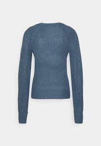 Stickad tröja i blått med rund hals, långa ärmar och ribbat avslut. Texturerad yta med en lös vävdesign.