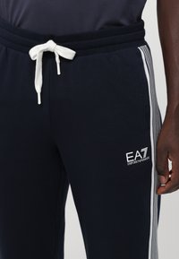 EA7 Emporio Armani PANTALONI - Treniņtērpa apakšdaļas - blue