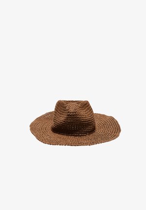 Chapeau de soleil tressé marron à large bord avec couronne plissée, présenté sur fond blanc.