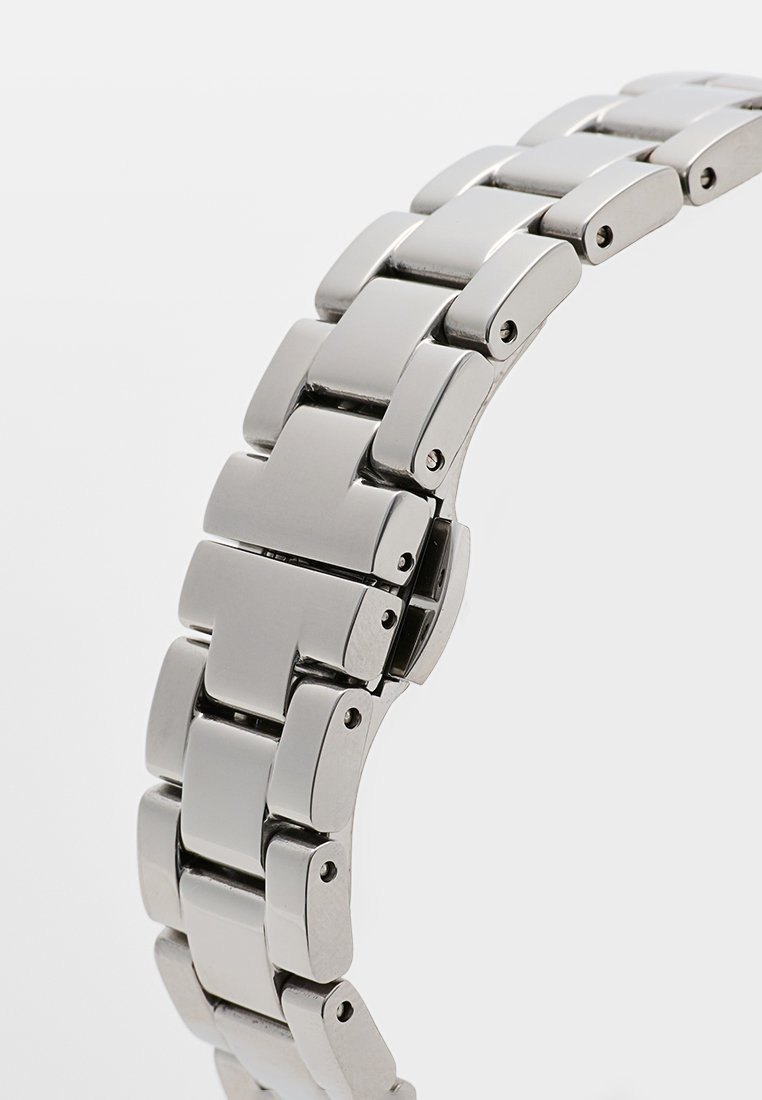 Correa de reloj de metal plateado con eslabones rectangulares, con acabado pulido y detalle visible de herrajes en el cierre.