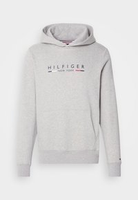 Sweat à capuche gris clair avec poche kangourou avant et logo "HILFIGER NEW YORK" en bleu marine et rouge centré sur la poitrine.