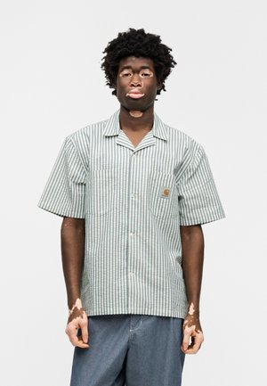 Koszula z krótkim rękawem w naprzemienne zielone i białe paski, z przednią kieszenią i naszywką z logo. Luźny krój, lekki materiał.