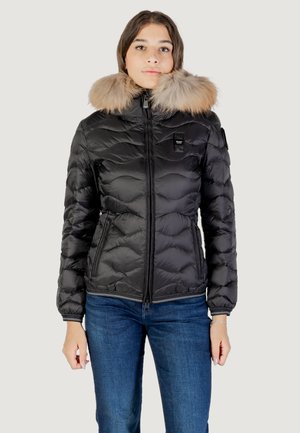 Zwarte pufferjack met geborduurd ontwerp, met een met bont gevoerde capuchon, ritsluiting en aansluitende taille. Gepaard met blauwe jeans.
