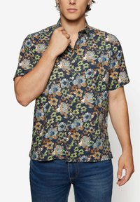 Kurzärmliges Hemd mit Knopfleiste, das einen dunkelblauen Hintergrund mit einem floralen Muster in Blau-, Grün- und Brauntönen zeigt, hergestellt aus leichtem Stoff.