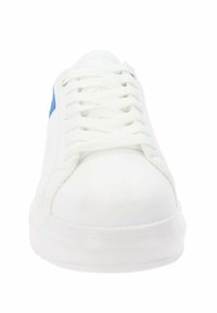 Sneakers bianchi con accenti blu, caratterizzati da una punta rotonda, suola piatta in gomma e un tradizionale design con lacci. Texture in pelle liscia.