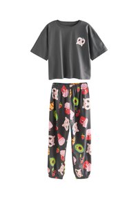 Szary bawełniany top z krótkim rękawem z grafiką precla, w połączeniu z szarymi spodniami z kolorowymi wzorami jedzenia i elastycznym pasem.