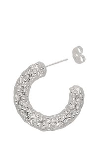 Silberne Creolen mit strukturiertem, organischem Design, das kleine, kugelförmige Akzente und einen Steckverschluss aufweist. Geschwungene Form mit glänzender Oberfläche.