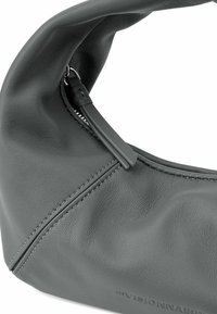 Borsa in pelle grigia con forma arrotondata, dotata di chiusura con zip, superficie testurizzata e cuciture a contrasto. Accenti di design minimalista.