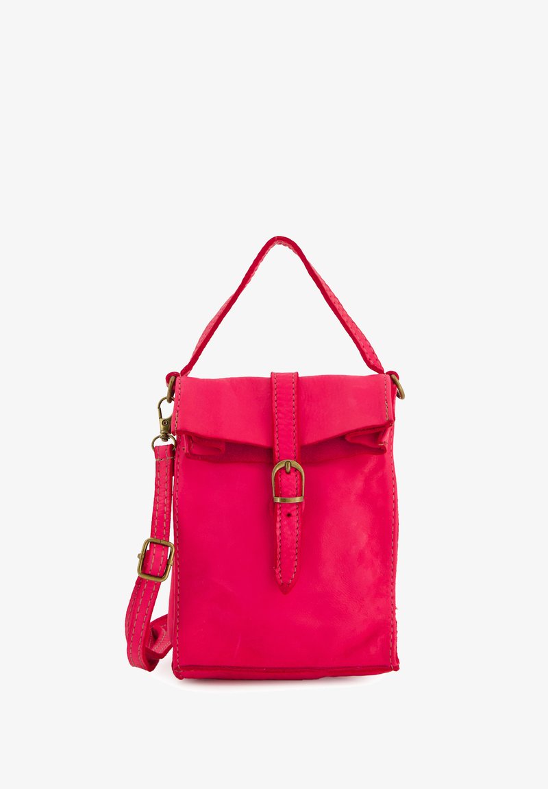 Sac en cuir rose avec une fermeture à rabat, détail de boucle, bandoulière réglable et surface texturée. Forme carrée compacte, adaptée à un usage décontracté.