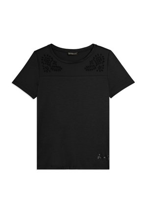 Camiseta negra de manga corta con bordado floral cerca del escote y pequeño logo en letras blancas en la parte inferior derecha.