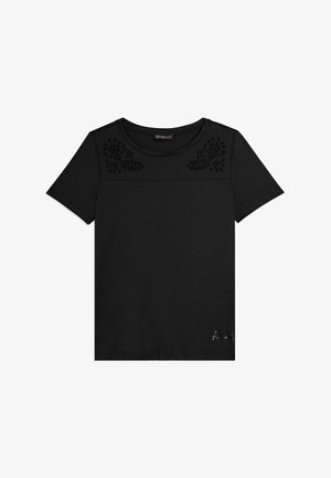 Camiseta negra de manga corta con bordado floral cerca del escote y pequeño logo en letras blancas en la parte inferior derecha.