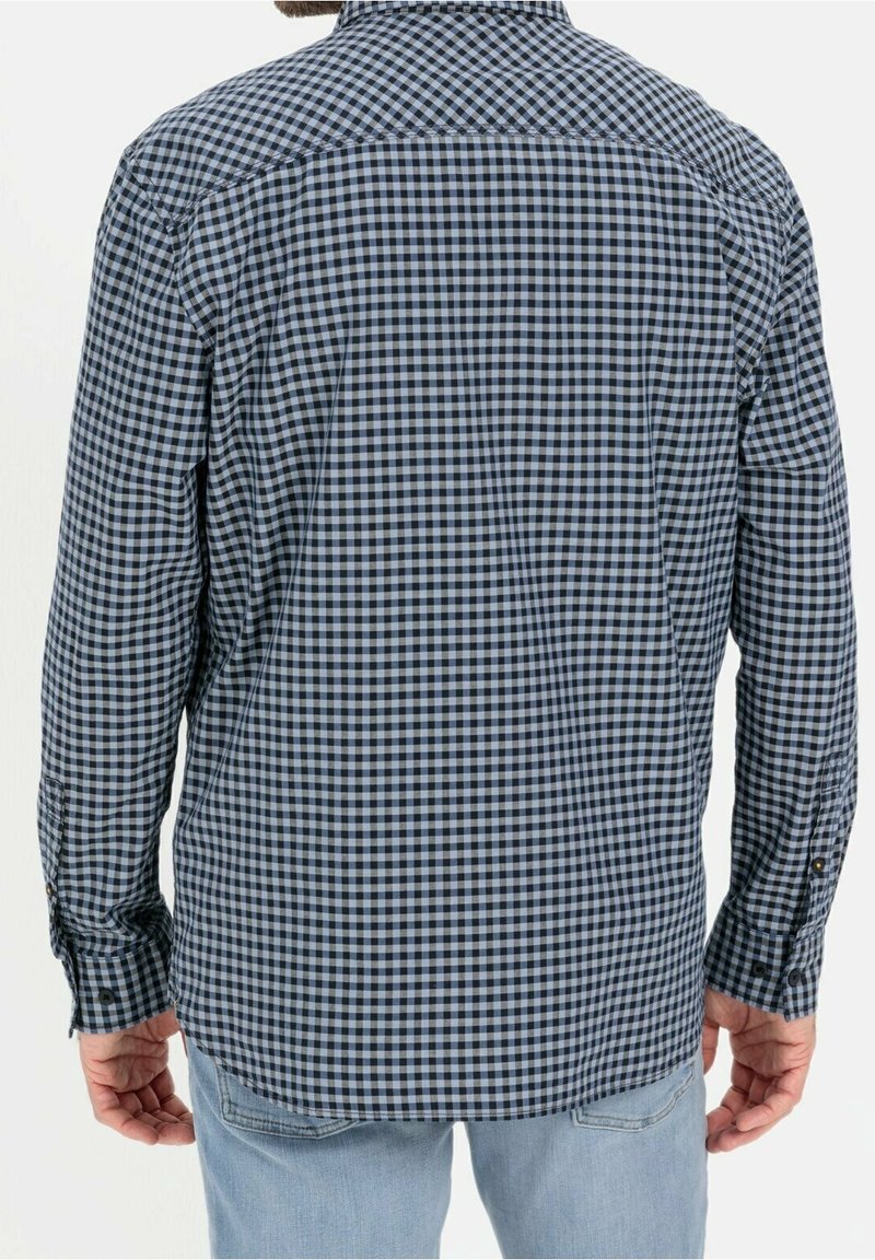 Camicia a maniche lunghe con motivo a quadri blu e neri, caratterizzata da colletto appuntito, polsini con bottoni e orlo dritto.