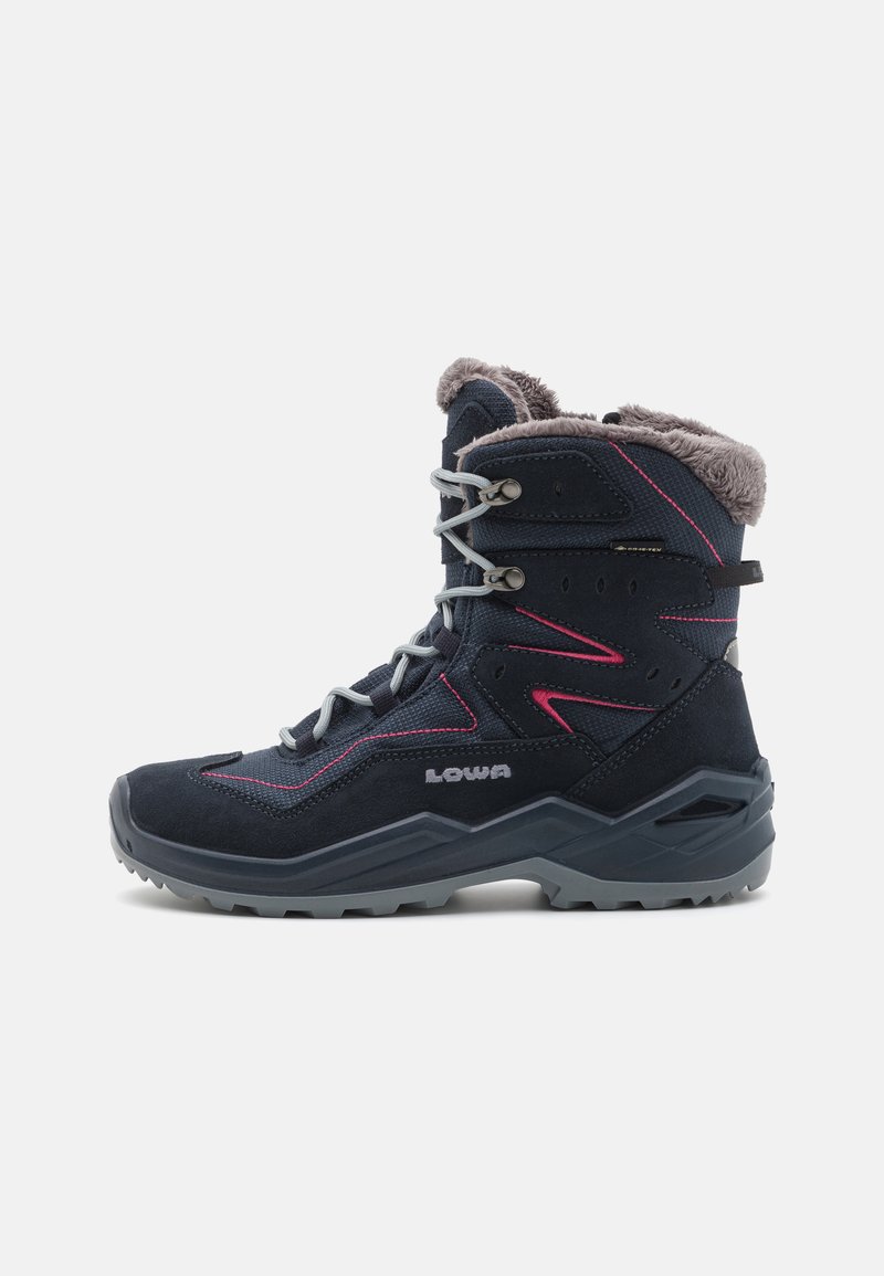 Stivale da trekking navy con tomaia testurizzata, colletto in finta pelliccia grigia, dettagli rosa e suola grigia robusta con tacche profonde per una buona aderenza.