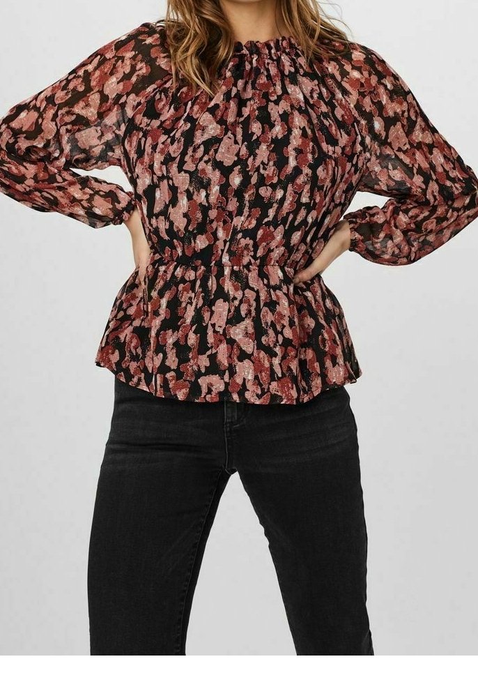 Blusa nera a fiori con maniche lunghe trasparenti, scollatura arricciata e orlo a peplo. Presenta un motivo di fiori rosa e rossi.