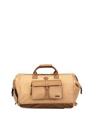 Beige-braune Reisetasche mit Fronttasche mit Schnallenverschluss, zwei oberen Griffen und seitlichen Reißverschlüssen vor weißem Hintergrund.