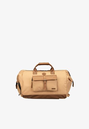 Beige-braune Reisetasche mit Fronttasche mit Schnallenverschluss, zwei oberen Griffen und seitlichen Reißverschlüssen vor weißem Hintergrund.