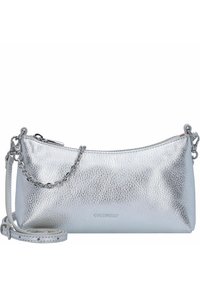 Borsetta in pelle argento con superficie texture, chiusura con zip, dettagli in catena e tracolla regolabile. Logo impresso sulla parte frontale.