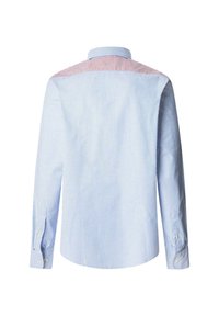 Camicia a righe a maniche lunghe in azzurro chiaro e bianco con un accento rosso a contrasto sullo yoke. Presenta un colletto con bottoni e polsini abbottonati.