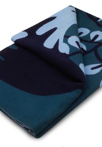 Dzianinowy koc w ciemnogranatowym, tealowym i jasnoniebieskim kolorze z roślinnym wzorem. Miękka struktura i skladany design ułatwiający ekspozycję.