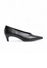 Zapato de tacón negro de piel con punta afilada y un tacón moderado. Textura suave y diseño elegante sin accesorios ni detalles adicionales.