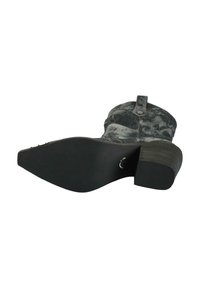 Stivale da cowboy in pelle nera usurata in stile western mostrato dalla suola, con tacco impilato e design superiore cucito.