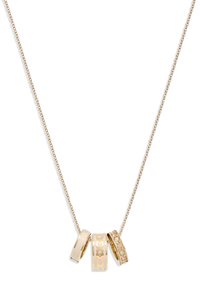 Collana in tono oro con tre anelli decorativi, due lisci e uno con pietre preziose, sospesi a una delicata catena.