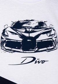 T-shirt bianco con una grafica dettagliata in blu navy della vista frontale di un'auto, etichettata "Divo", con una finitura liscia e testurizzata.