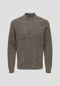 Bruine en grijze gebreide trui met een hoge hals, lange mouwen en een textuurpatroon. Voorzien van geribbelde manchetten en onderrand, wat zorgt voor een comfortabele pasvorm.