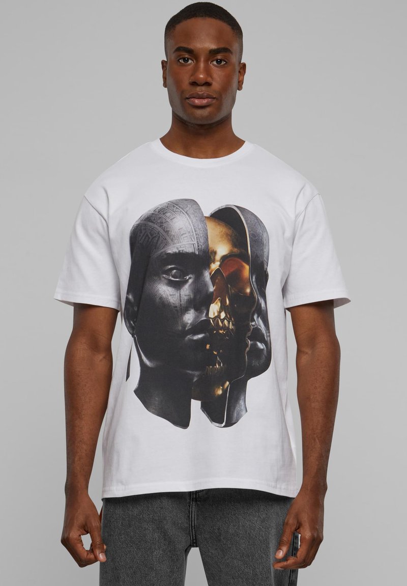 Valge puuvillane t-särk, millel on graafiline trükk kattuvatest inim- ja koljupiltidest tumedates ja metallsetes toonides. Lühikesed varrukad, ümar kaelus.