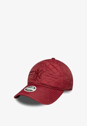 Rode gewatteerde pet van nylon met een verhoogd geborduurd logo aan de voorkant, een gebogen klep en een ronde gemerkte label onder de rand.