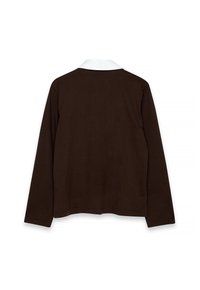 Rudas ilgomis rankovėmis marškinis su baltu apykakle, pasižymintis lygiu audinio tekstūru ir laisvu siluetu, be matomų raštų ar metalinių detalių.