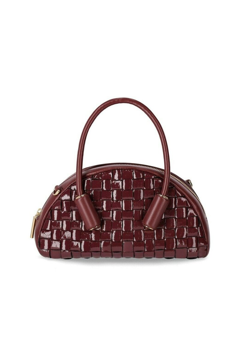 Borsa bordeaux con motivo intrecciato, texture lucida, forma rotonda, doppio manico e chiusura con zip. Dettagli in metallo dorato.