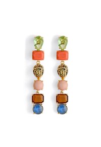 Boucles d'oreilles pendantes en ton or, ornées de pierres précieuses vertes, orange, roses, brunes et bleues de différentes formes, avec des motifs et des sertissages complexes.