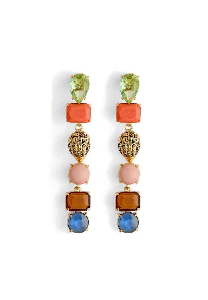 Boucles d'oreilles pendantes en ton or, ornées de pierres précieuses vertes, orange, roses, brunes et bleues de différentes formes, avec des motifs et des sertissages complexes.