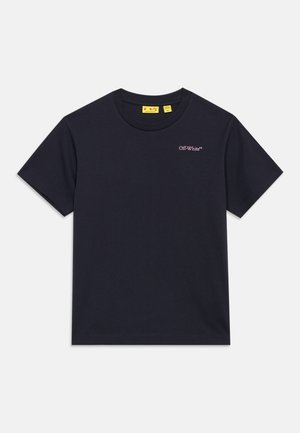 T-shirt nera a maniche corte con il logo "Off-White™" stampato in piccolo testo bianco sul petto in alto a sinistra.