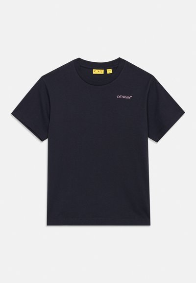 Μαύρο κοντομάνικο μπλουζάκι με το λογότυπο "Off-White™" τυπωμένο με μικρά λευκά γράμματα στο πάνω αριστερό μέρος του στήθους.