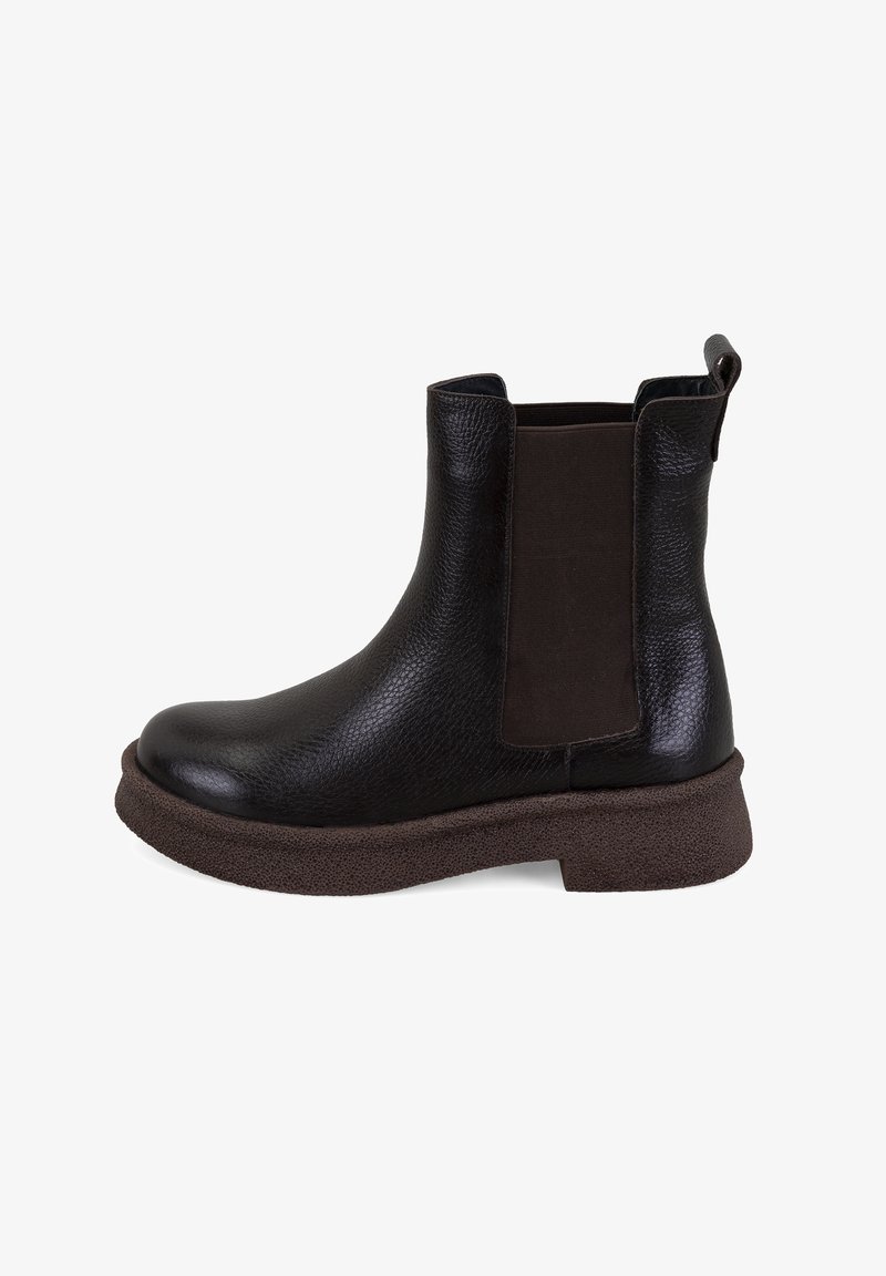 Bottines en cuir noir avec des panneaux latéraux élastiques, finition texturée et semelle en caoutchouc marron. Dotées d'une languette à l'arrière.