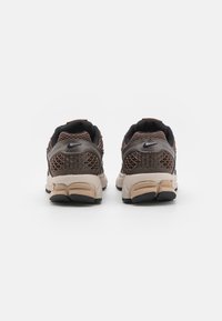 Nike Sportswear ZOOM VOMERO 5 - Sporta apavi - baroque brown/chrome/light orewood brown/hemp/black/white